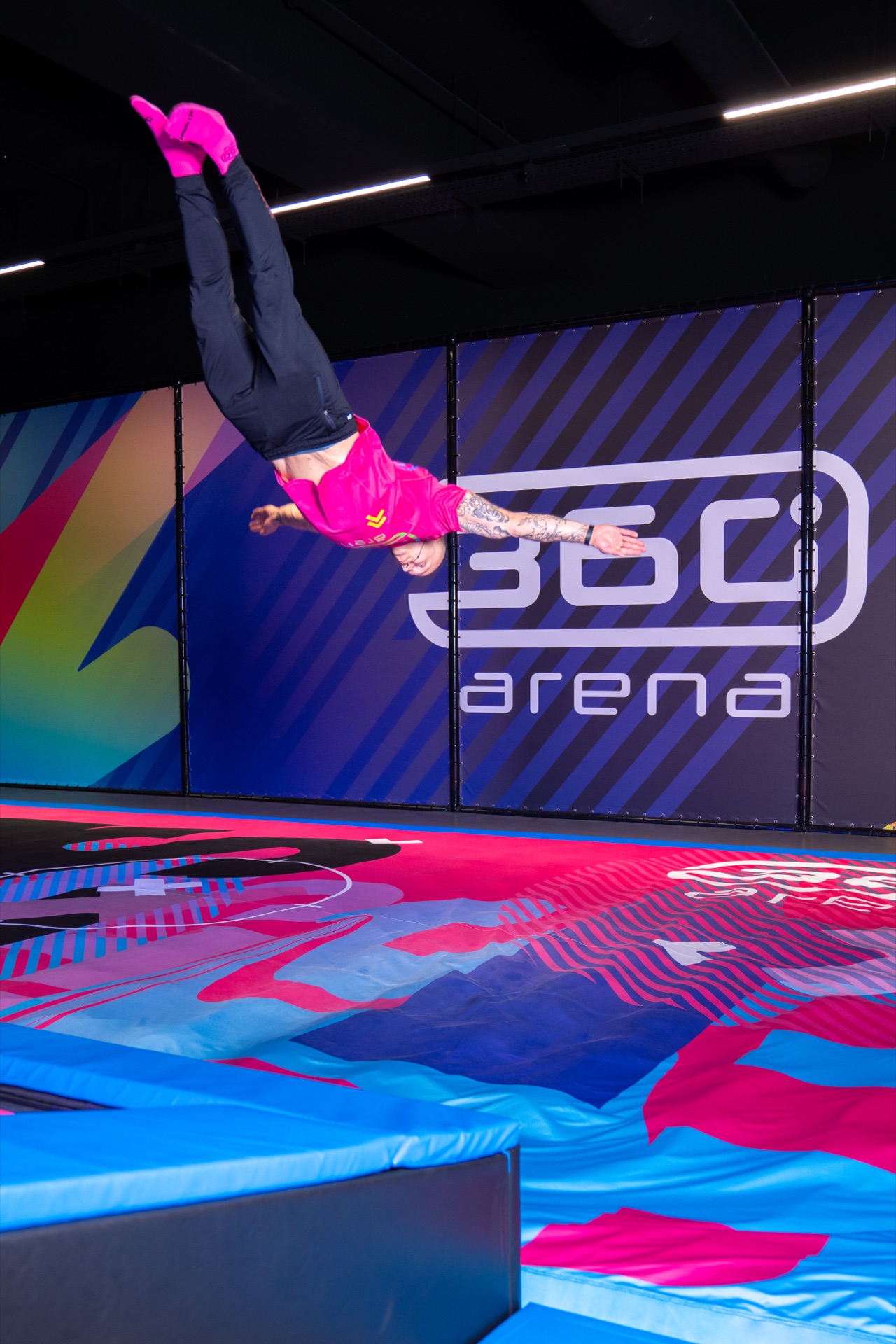 Treneris atlieka salto 360 Arenoje