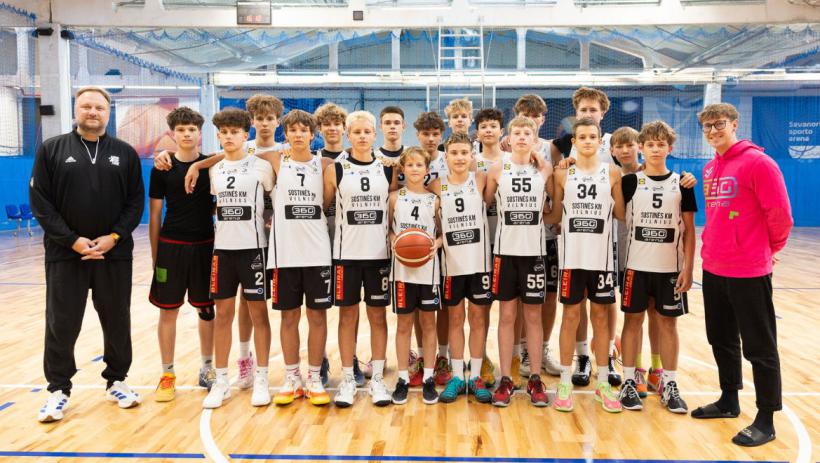 SKM-II 360 Arena krepšinio komanda su treneriu ir 360 Arena atstovu Savanorių arenoje