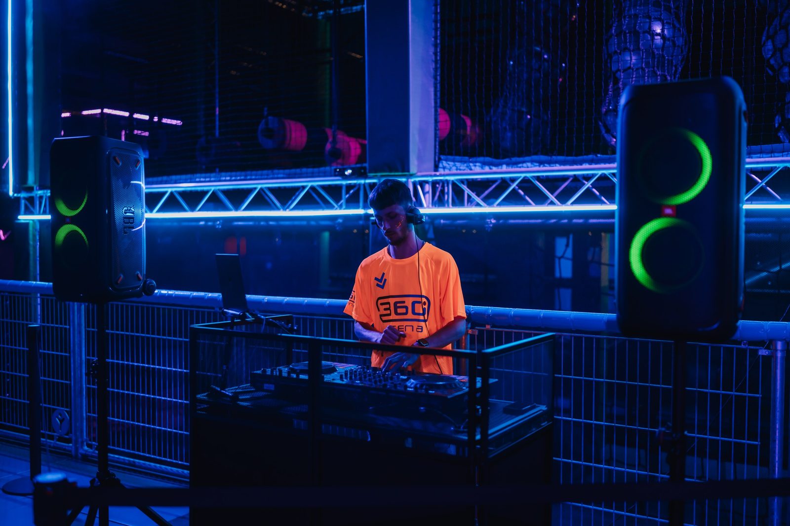 DJ pultas su neoniniais efektais